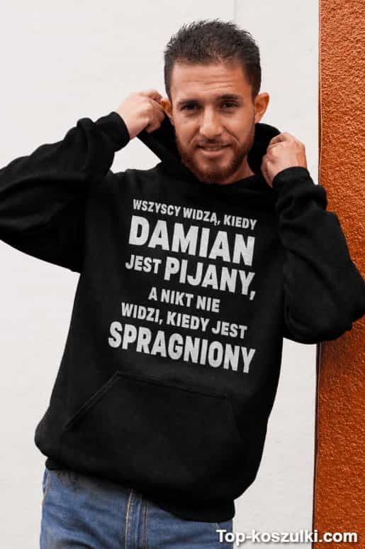 Śmieszna bluza pijany i spragniony z dowolnym imieniem