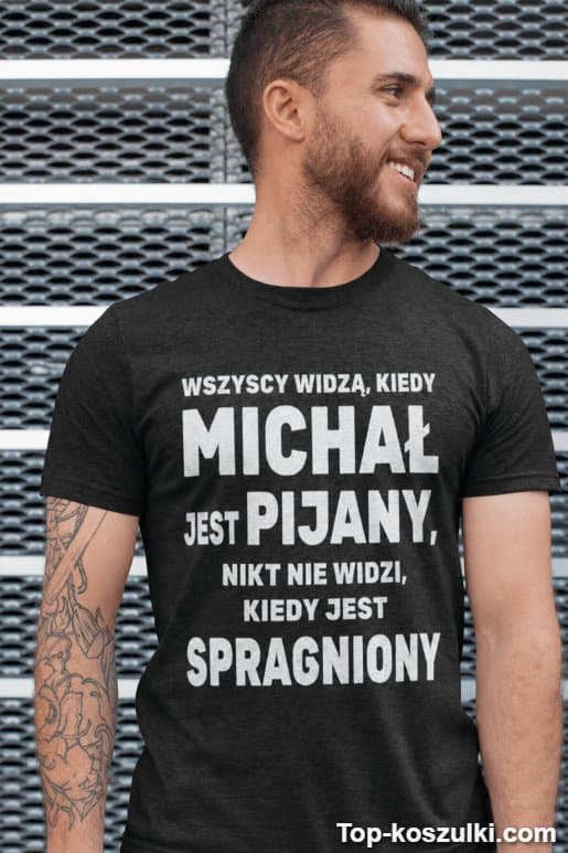 Śmieszna koszulka spragniony z dowolnym imieniem