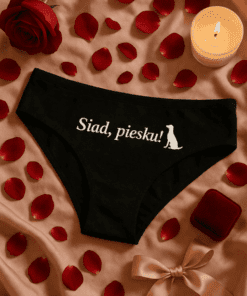 Śmieszna bielizna damska siad piesku