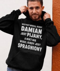 Śmieszna bluza pijany i spragniony z dowolnym imieniem