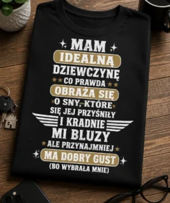 Koszulka dla chłopaka – Mam Idealną Dziewczynę Co Prawda Obraża Się O Sny, Które Się Jej Przyśniły I Kradnie Mi Bluzy Ale Przynajmniej Ma Dobry Gust (bo Wybrała Mnie) – śmieszna koszulka z nadrukiem