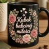 Kubek dla babci z napisem Kubek babcinej miłości, floralnym wiankiem, delikatnymi różami, szałwią i serduszkami unoszącymi się jak para.